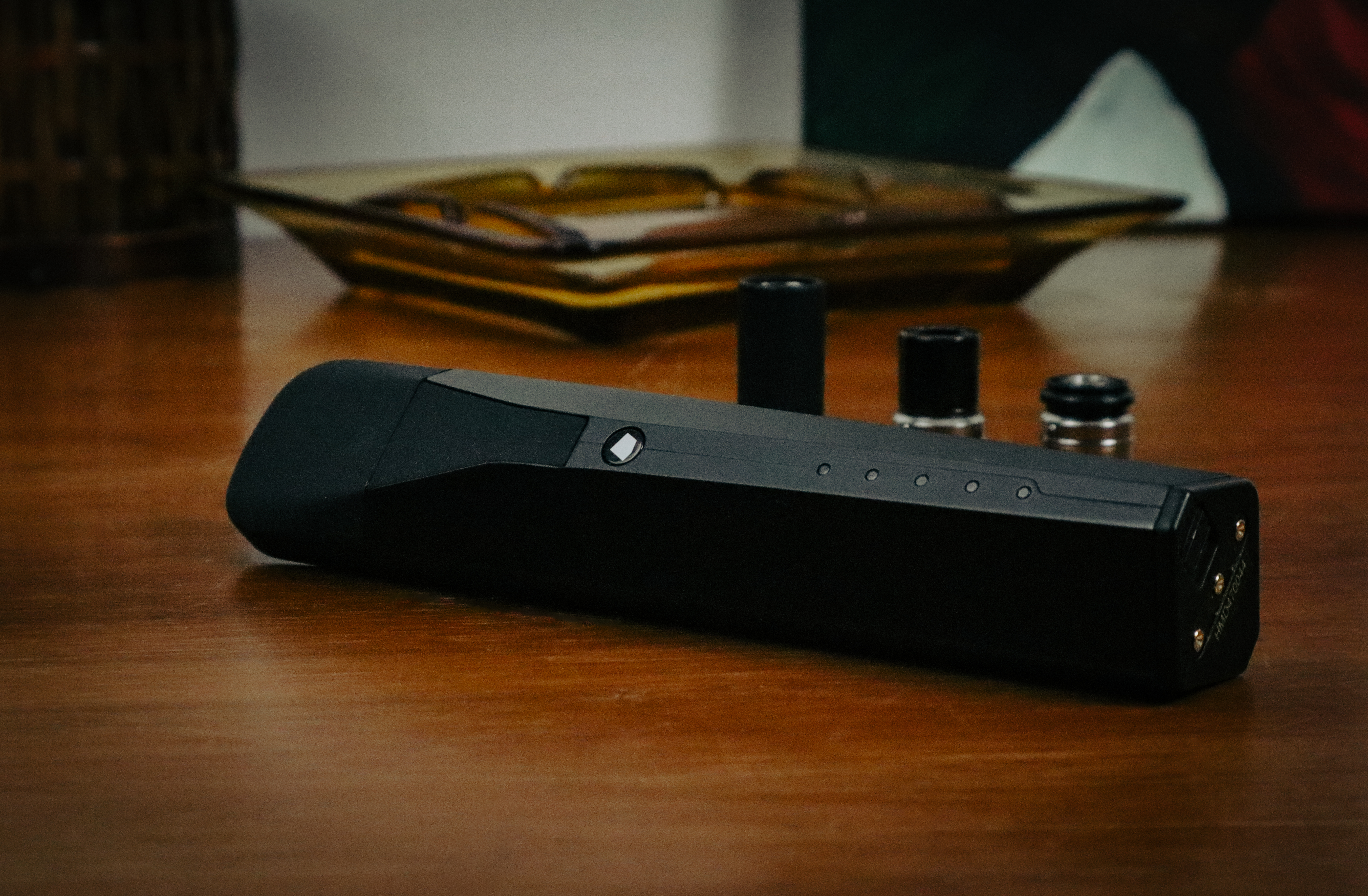 Mixturus vaporizer EDC flatlay on warm wood